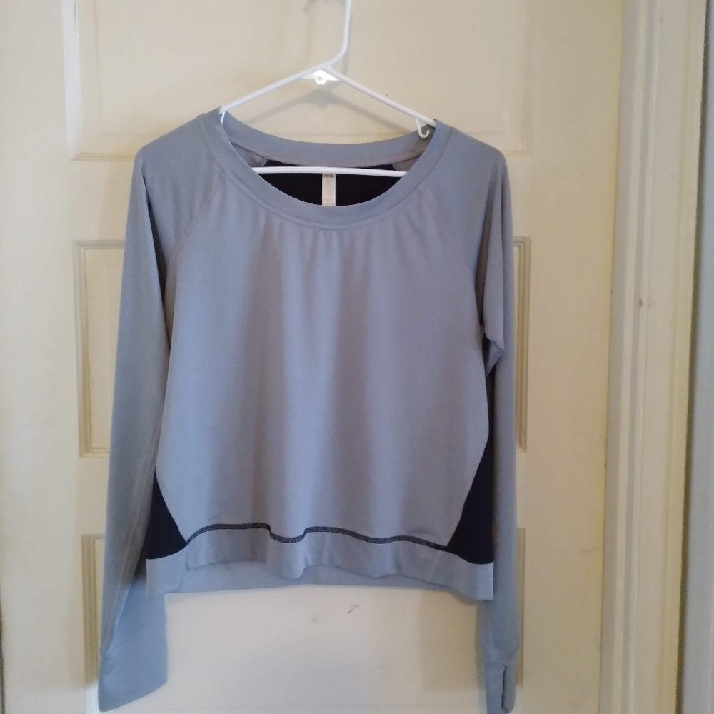 LUCY long sleeve active wear t shirt. Gray and black. Size M